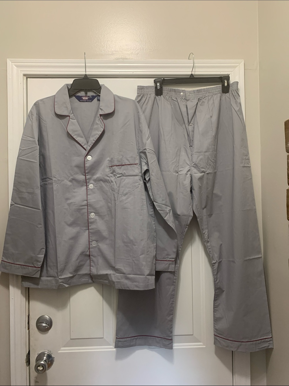 Men's NWOT Two-Piece Pajama Set in Light Gray with Contrast Piping Size Large